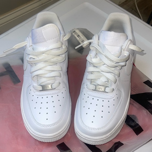 NIKE AIR FORCE 1s 07’ WHITE size 7.5 Men - Picture 2 of 4